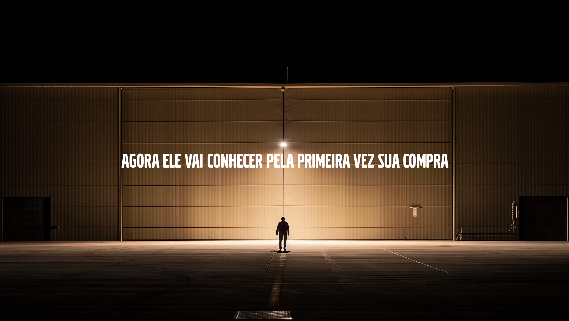 Original: Uma porta se abre. Vemos o Carlos caminhando para fora do hangar.