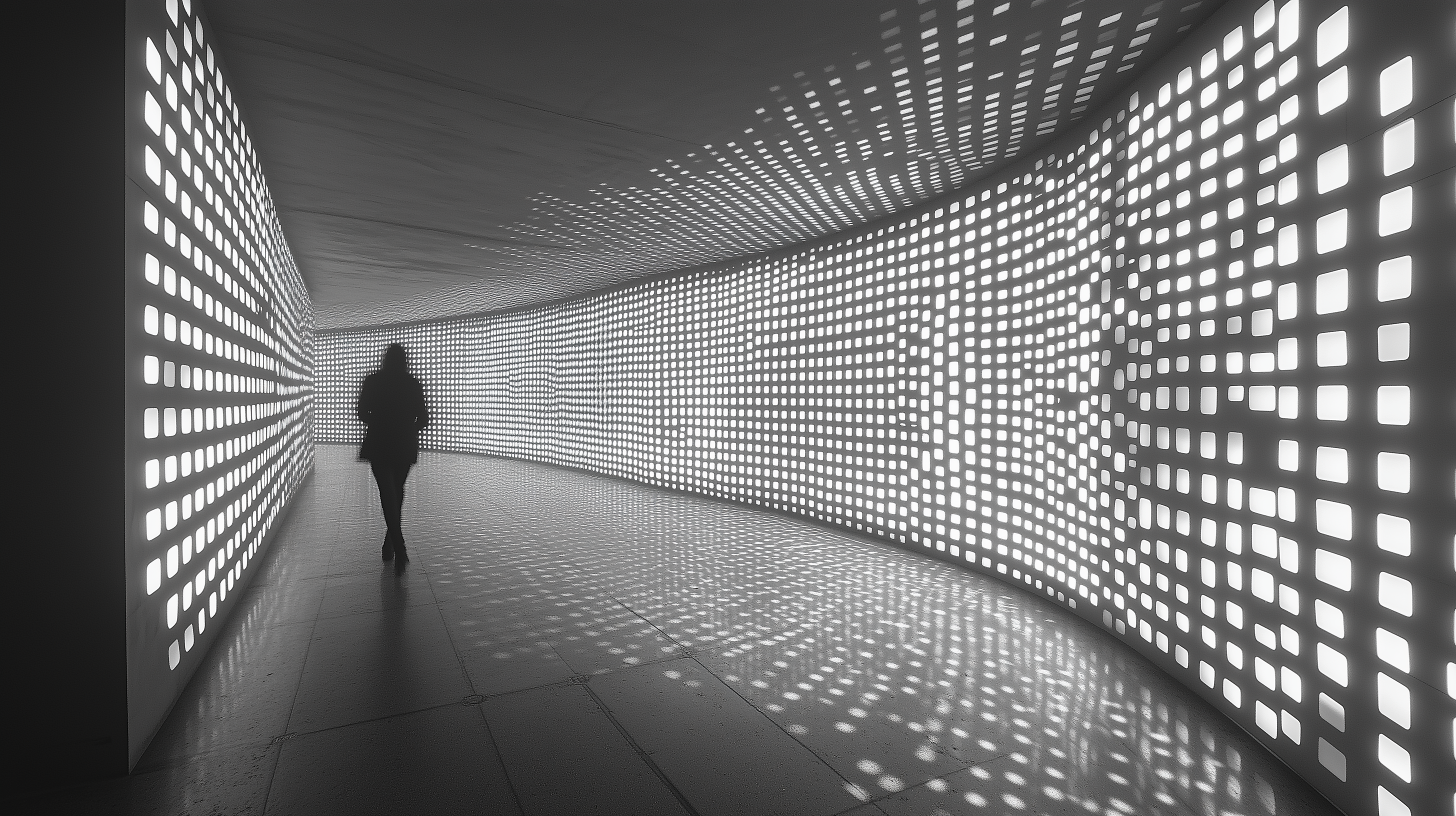 flicka0507_Futuristic_art_installation_in_a_small_cubed_dark_ro_60daca4c-8d21-4e71-9206-a369956d1736